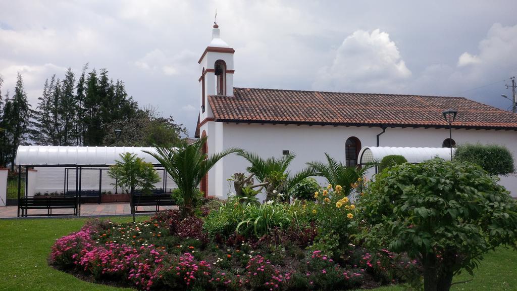 Hostal El Parque Tababela Exterior photo